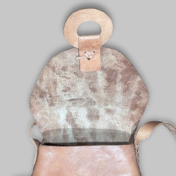 Vintage Tan Leather Crossbody Bag with Ring Buckle Closure - Picture 4 of 5